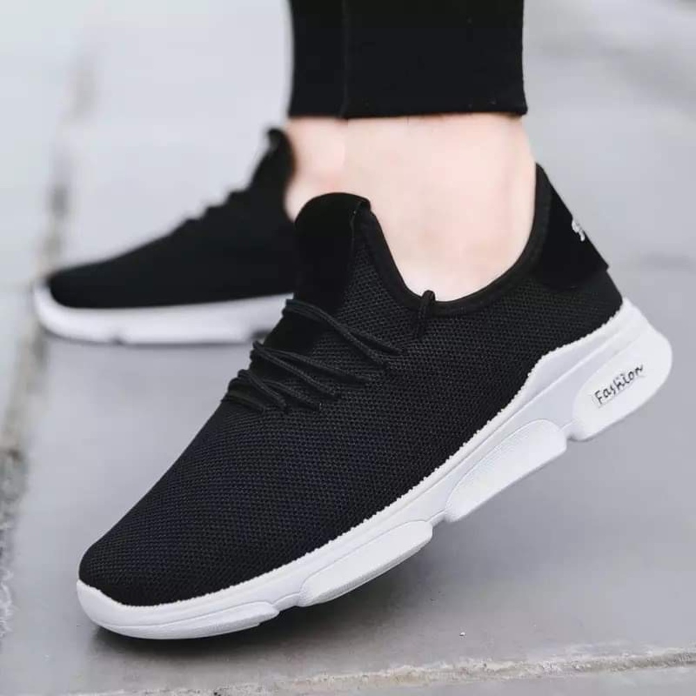 Lightweight and comfortable tennis shoes